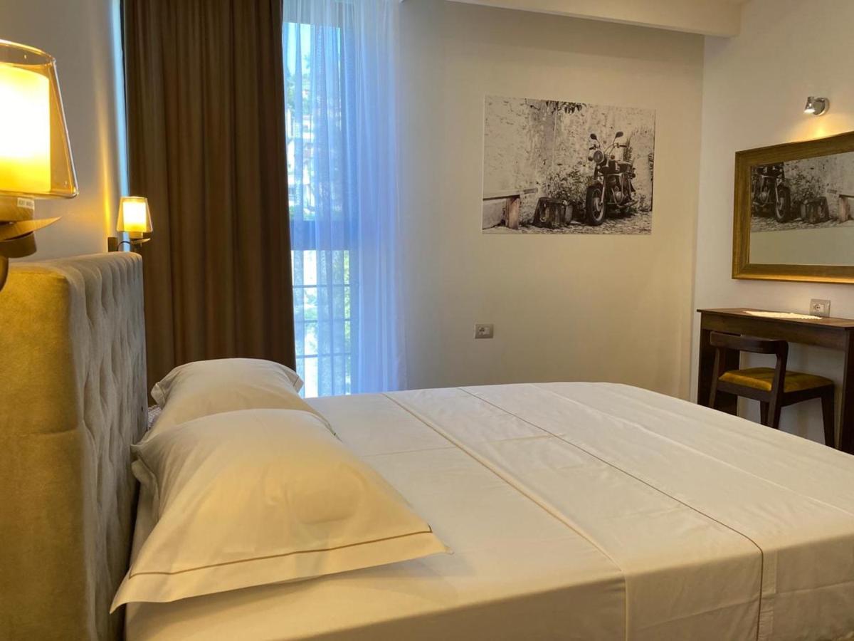 Hotel Republika בראט מראה חיצוני תמונה