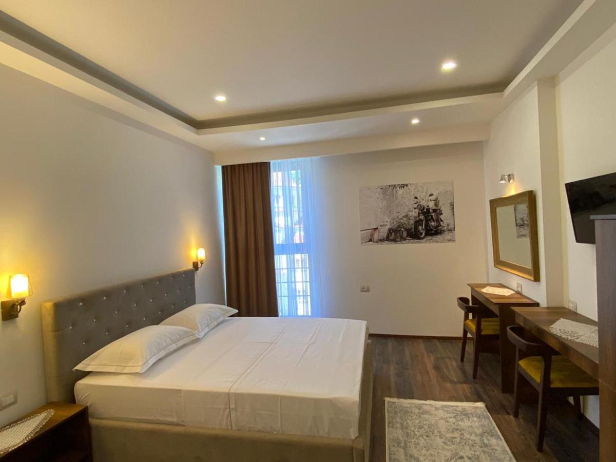 Hotel Republika בראט מראה חיצוני תמונה