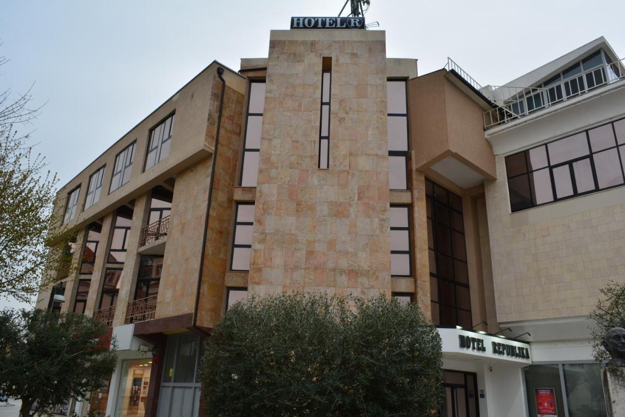Hotel Republika בראט מראה חיצוני תמונה