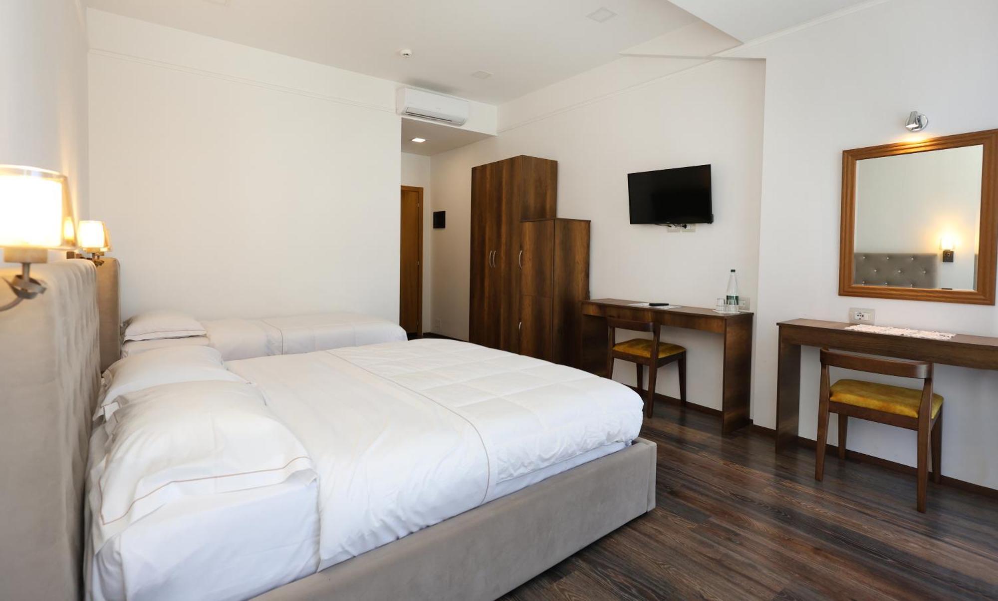 Hotel Republika בראט מראה חיצוני תמונה