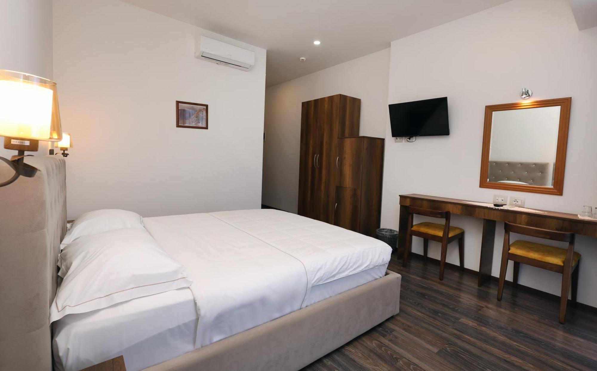 Hotel Republika בראט מראה חיצוני תמונה