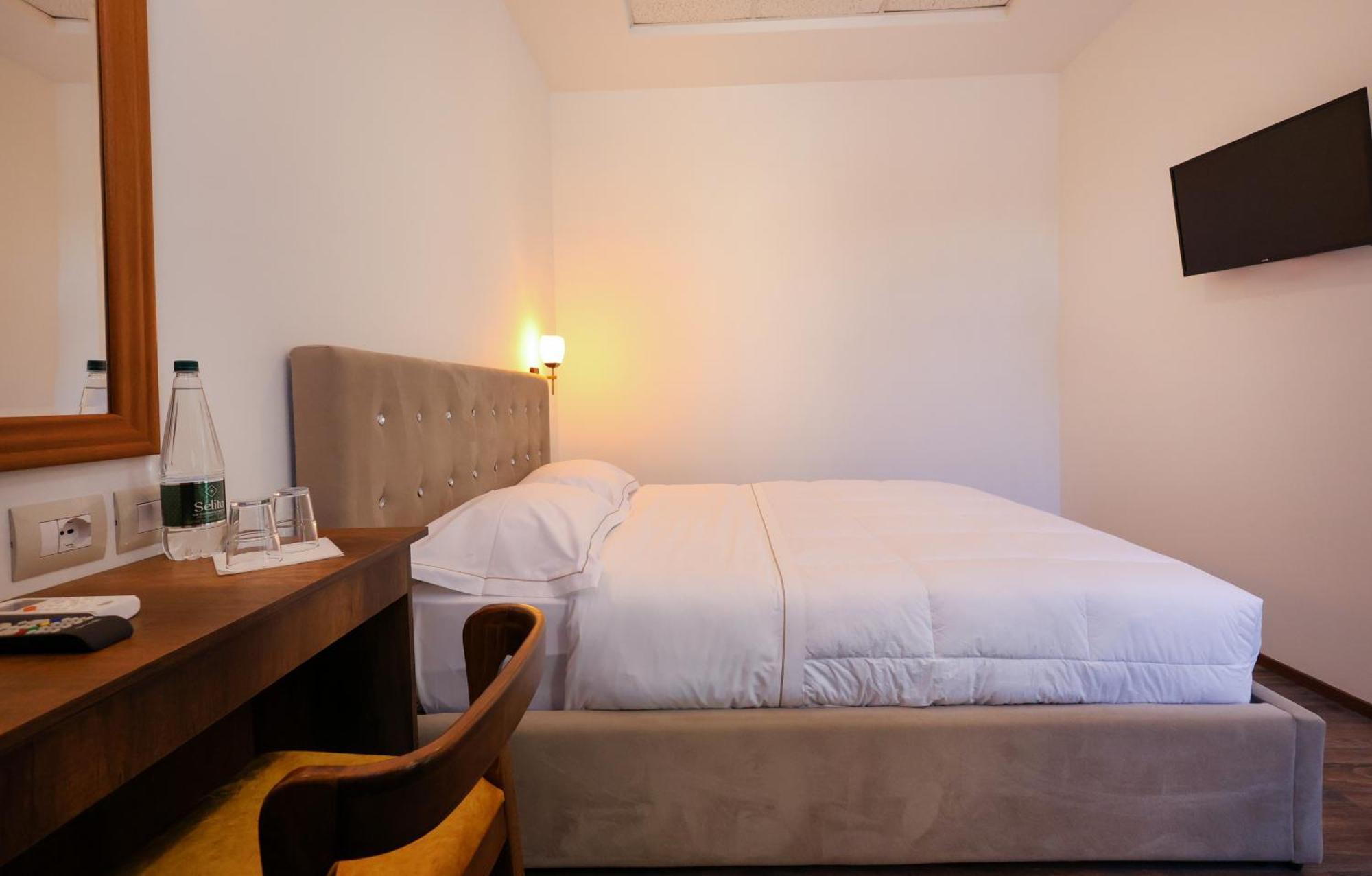 Hotel Republika בראט מראה חיצוני תמונה