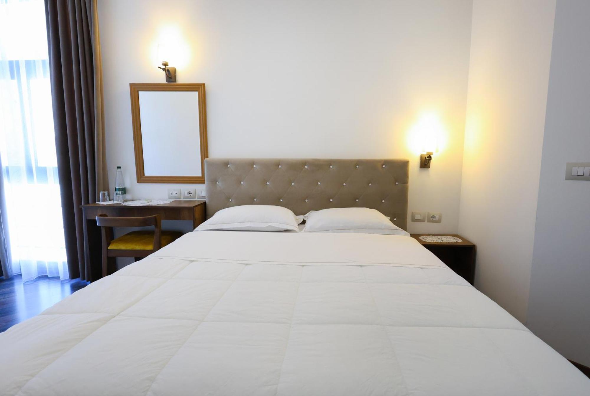 Hotel Republika בראט מראה חיצוני תמונה