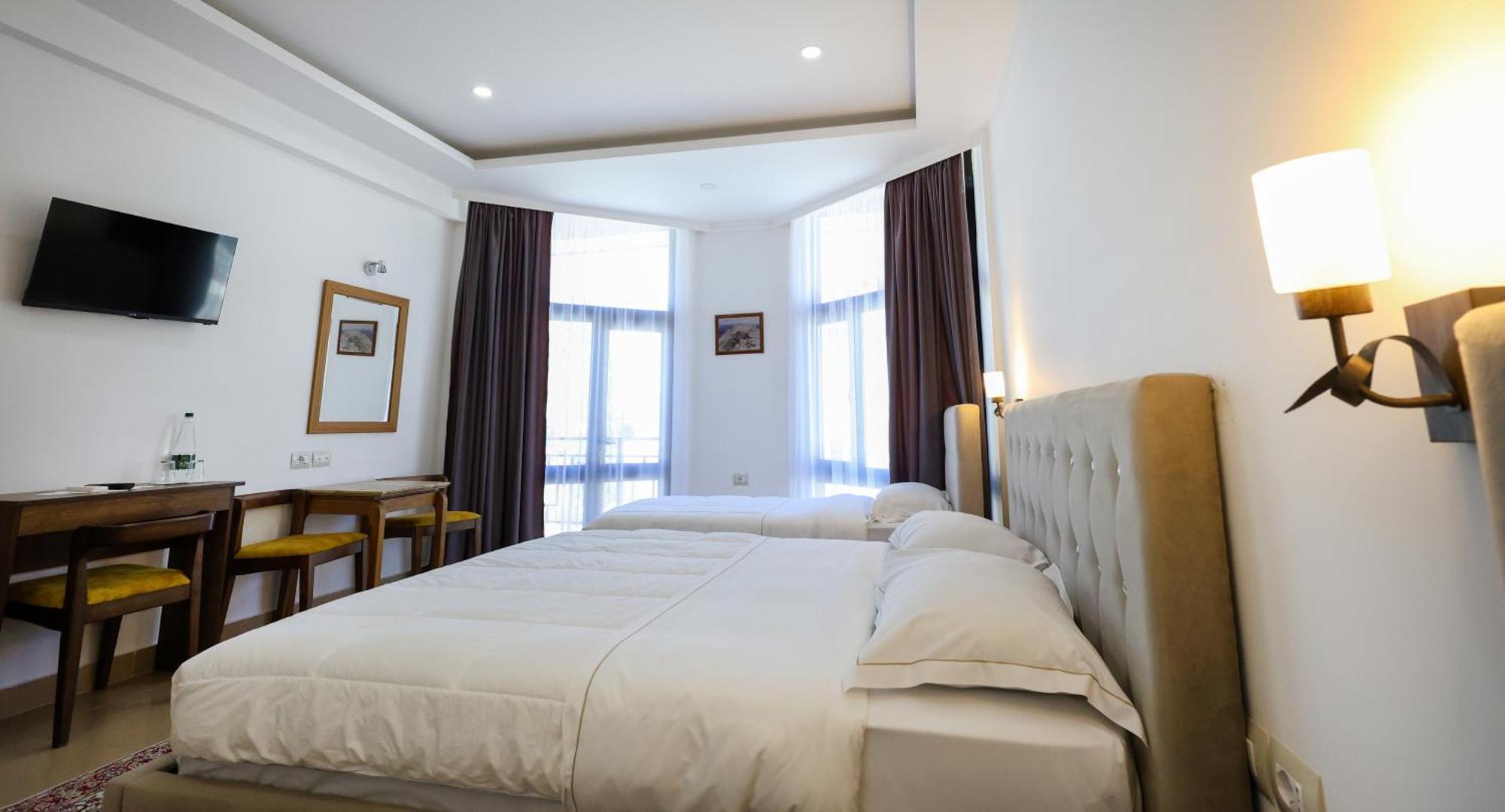Hotel Republika בראט מראה חיצוני תמונה